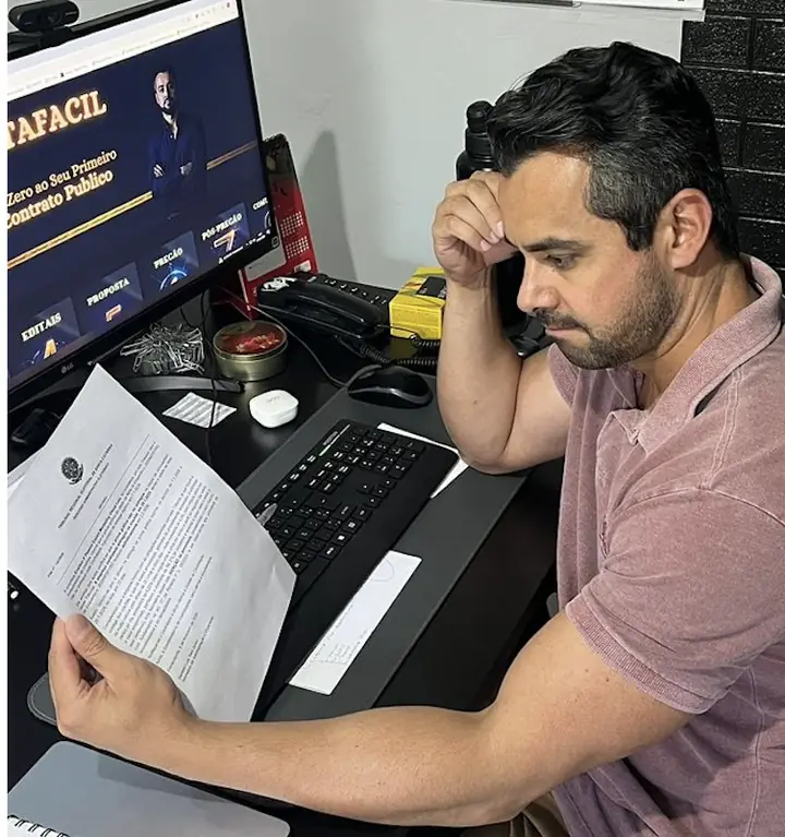 Everton analisando um edital de licitação
